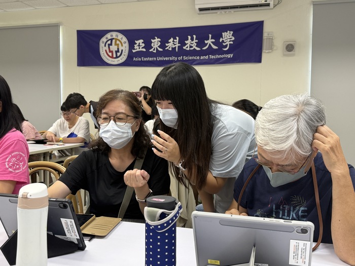 亞東科大護理系學生協助里民 學習AI製片圖片