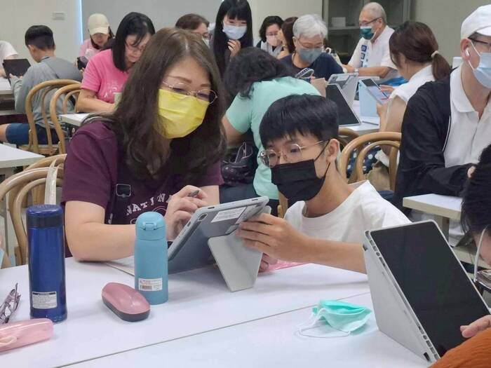 亞東科大電子系學生協助里民 學習AI製片圖片