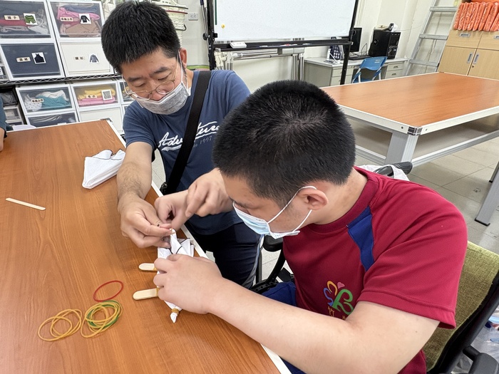 20250703-特教學生藍染交織的文化與科技科學營-2.我和爸爸同心協力一起完成圖片