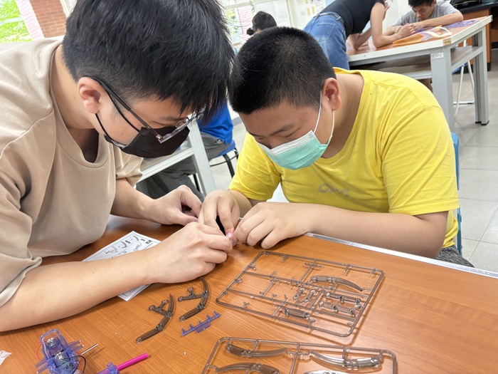 20250704-特教學生藍染交織的文化與科技科學營-1.助教大哥哥協助製作智慧仿生蜘蛛圖片