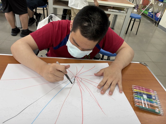 20250704-特教學生藍染交織的文化與科技科學營-3.我會畫蜘蛛網圖片