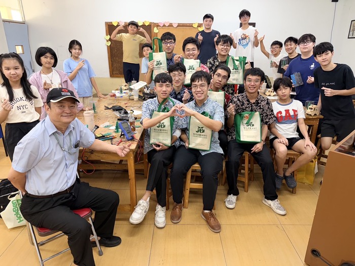 2026/8/24-8/27 頒發研習證明及大合照(與雅臺校張校長合影）