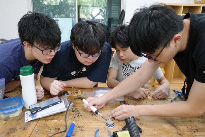 亞東電子系學生教導雅臺校高中部學生電路焊接技巧