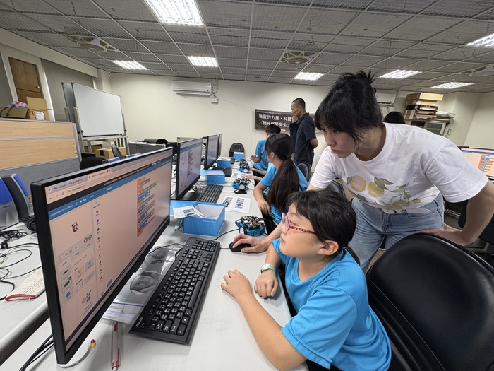 【USR】亞東科技大學攜手產學,與啟聰學校共同開啟聽障學生的科學探索之旅圖片