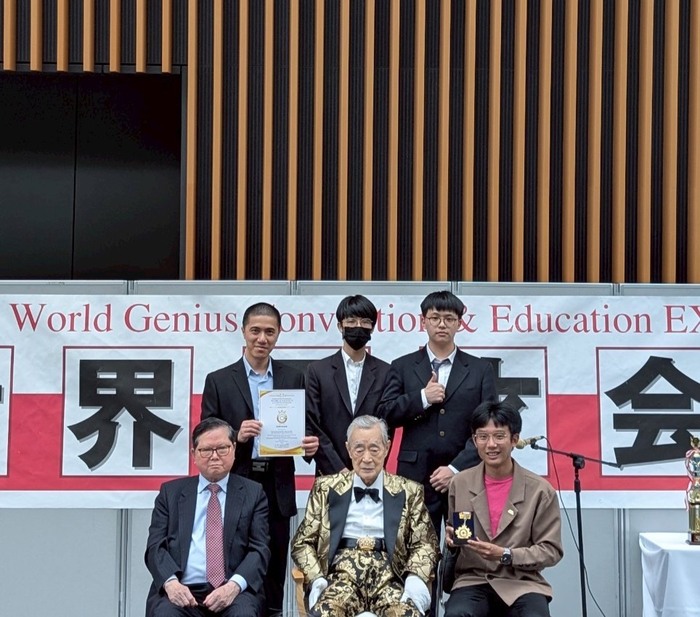 第二組「具生理訊號監控之居家有氧運動腳踏車」研發團隊與大會主席合影