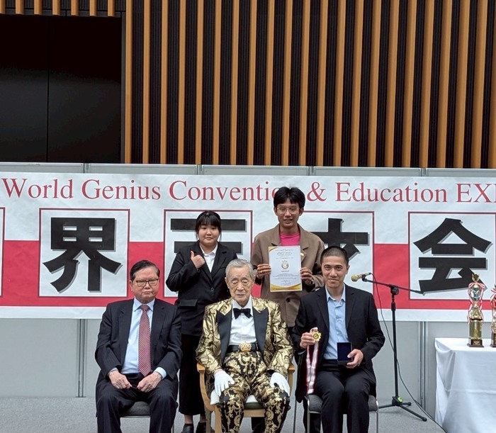 第一組「考量糖尿病患者服藥需求之生理健康檢測與藥物儲存裝置」研發團隊與大會主席合影