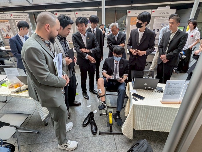 評比過程 向外國評審進行解說及成品示範