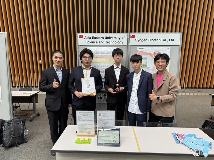 亞東科大電子系第三組研發團隊合影(左起)系主任吳槐桂、學生周郁欽、張鋐渝、邱俊憲、教師陳暐迪