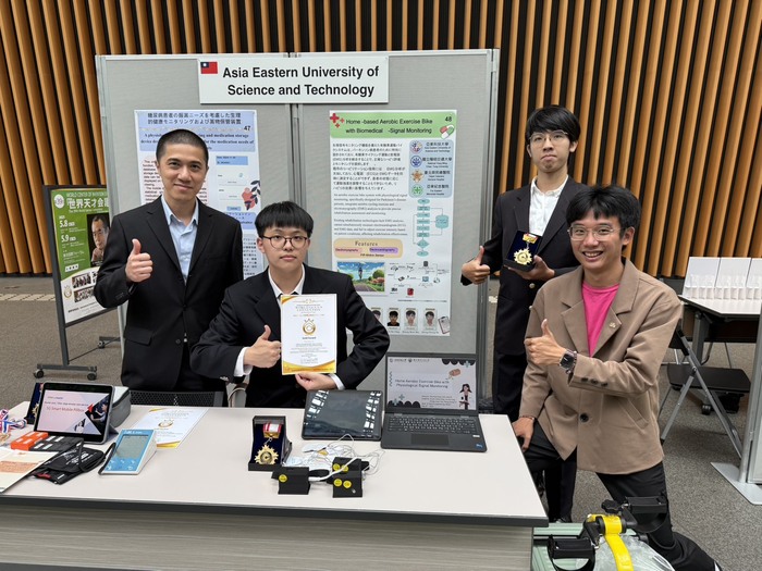 亞東科大電子系第二組研發團隊合影(左起)系主任吳槐桂、學生薛少峰、鄭仲恩、教師陳暐迪