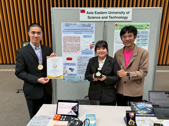 亞東科大電子系第一組研發團隊合影(左起)系主任吳槐桂、學生潘惠瑄、教師陳暐迪