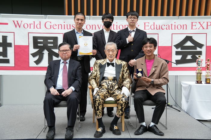 第二組「具生理訊號監控之居家有氧運動腳踏車」研發團隊與大會主席合影