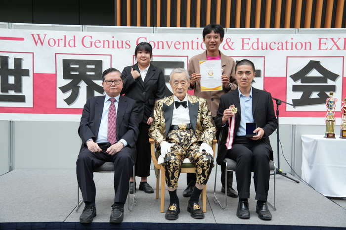 第一組「考量糖尿病患者服藥需求之生理健康檢測與藥物儲存裝置」研發團隊與大會主席合影