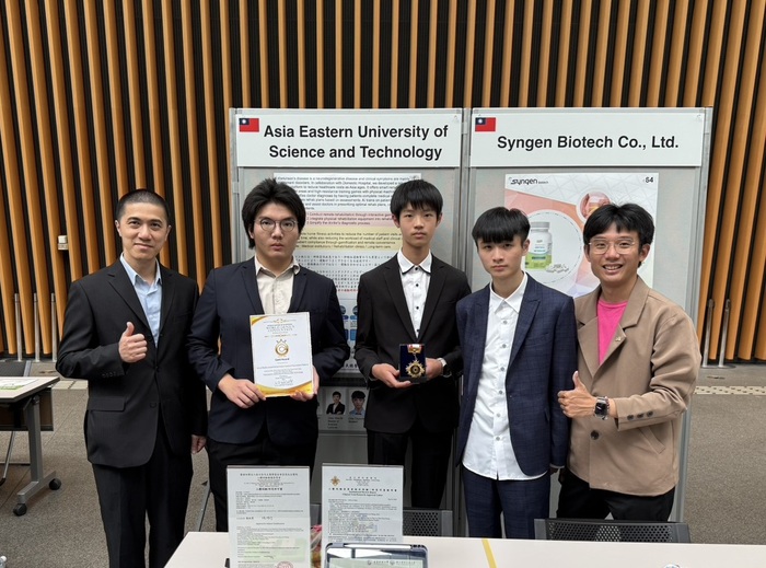 亞東科大電子系第三組研發團隊合影(左起)系主任吳槐桂、學生周郁欽、張鋐渝、邱俊憲、教師陳暐迪