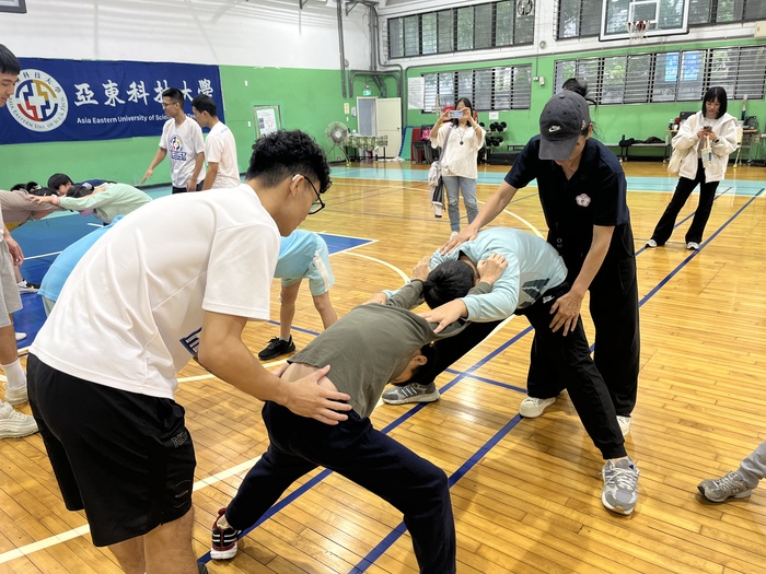 我們互相幫忙拉拉筋圖片