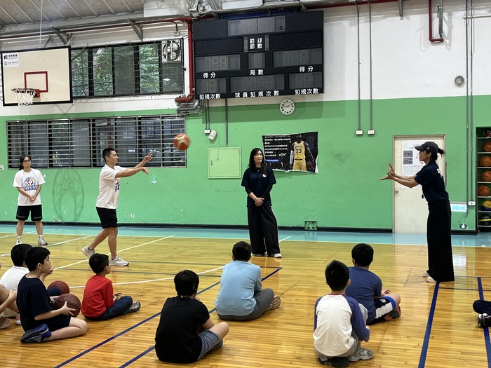 教練和大哥哥示範如何運球圖片