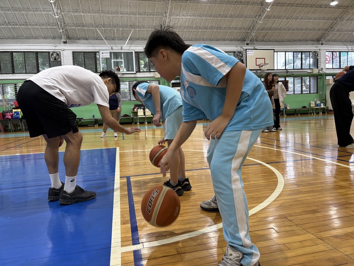 大哥哥教我學習如何運球圖片