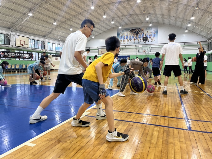 我和大哥哥比賽搶球圖片