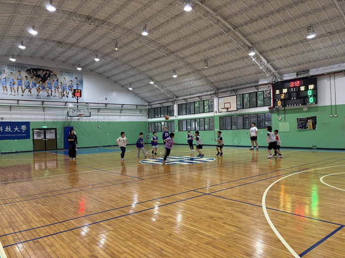 趕緊跑回去籃框投籃！圖片