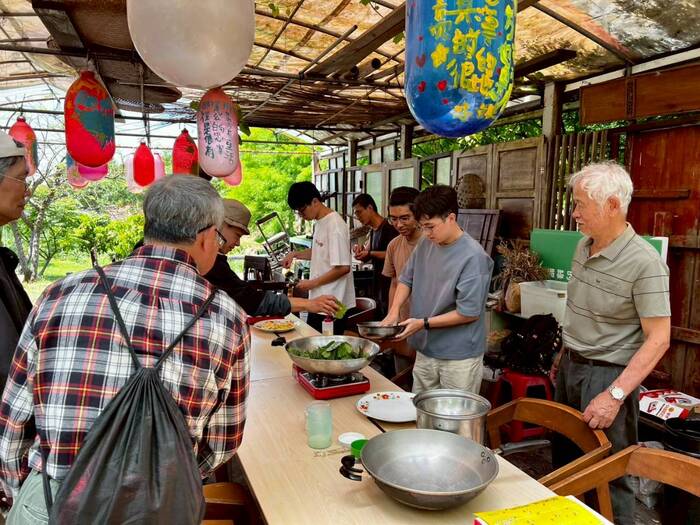 115/4/26 當地長者教導亞東學生如何運用食材入菜及烹飪