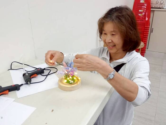 115/5/1 花罩LED燈點亮瞬間 里民感動開心