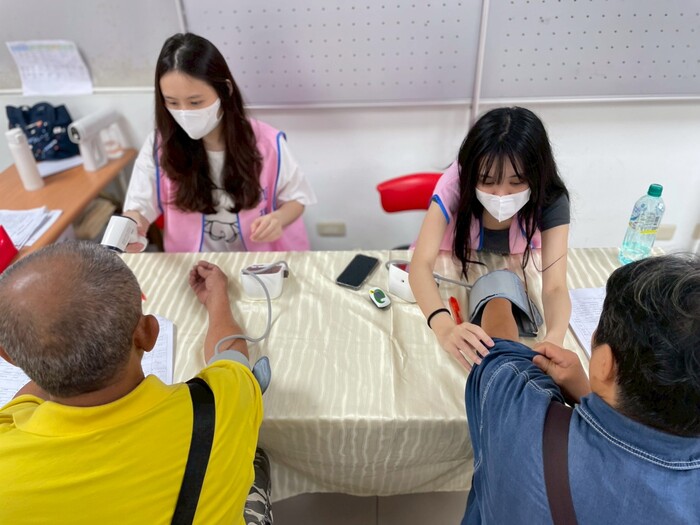 護理系同學執行血壓.體溫檢測圖片