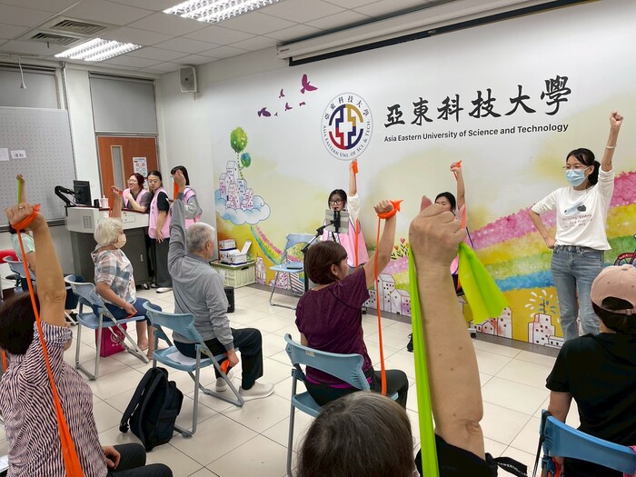 114/11/11 社區服務-彈力帶運動圖片