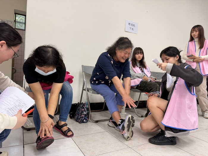 護理系同學執行體適能下肢檢測圖片