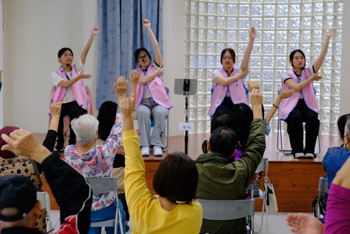 護理系同學帶領里民進行有氧運動圖片