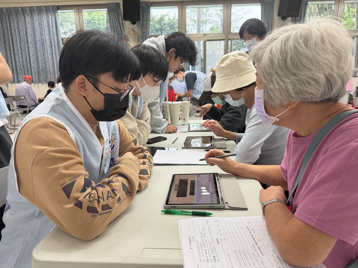 電子系同學帶領里民體驗科技桌遊APP圖片