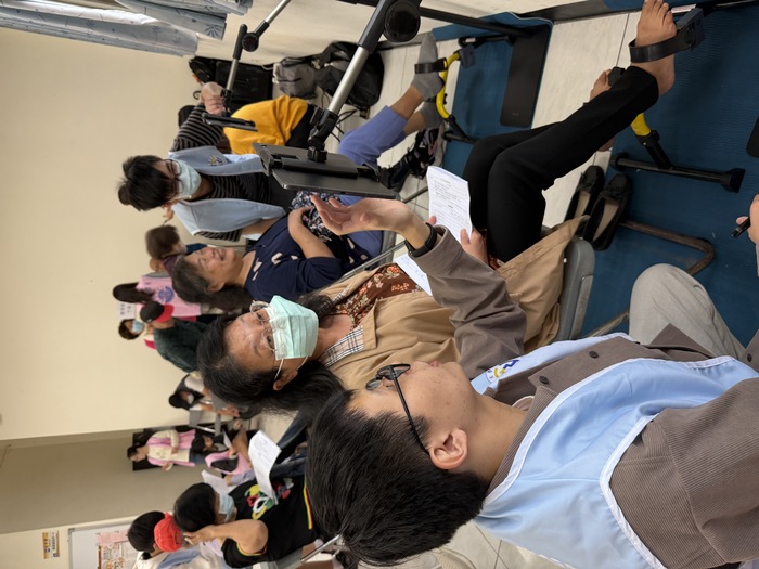 電子系同學帶領里民體驗復健腳踏車配合AI遊戲圖片