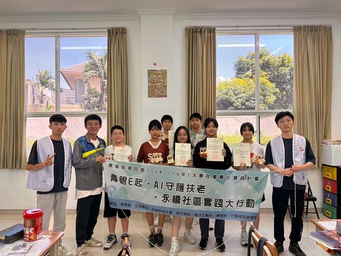 頒發研習證明、閃光警報車成品 (與G9同學合照)