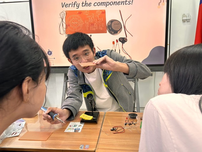 電子系助理教授陳暐迪示範焊接電路板技術