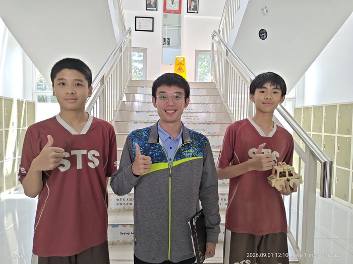 G8同學錄製課後心得後 與陳暐迪教師合照