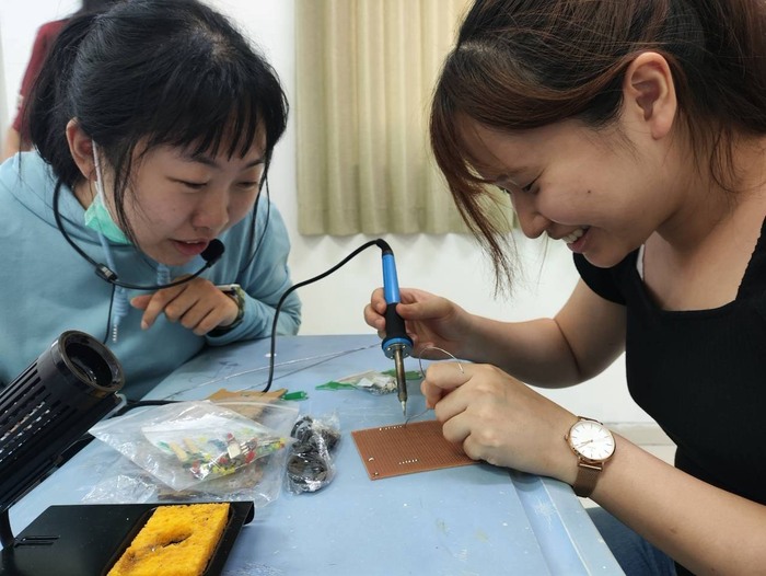 泗水臺校兩位任課老師參與課程 一同製作成品