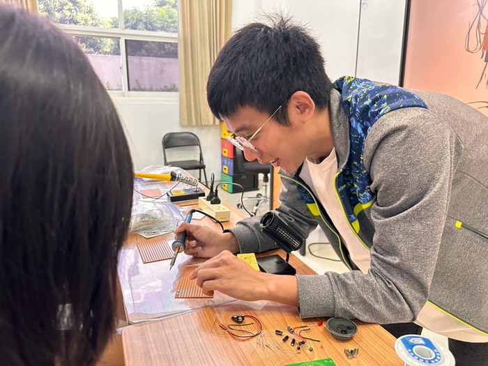 陳暐迪教師示範如何安全使用工具及焊接技巧