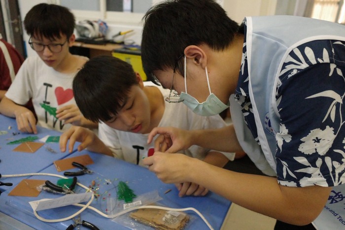 電子系學生許育堂協助泗水臺校學生電路焊接