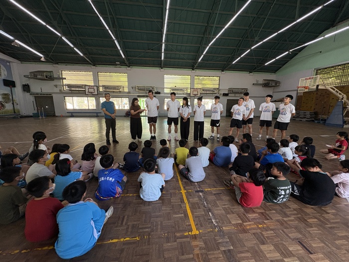 20250814-弱勢學生籃球營-2.校長、東方介德、東方譯慷與小朋友勉勵圖片
