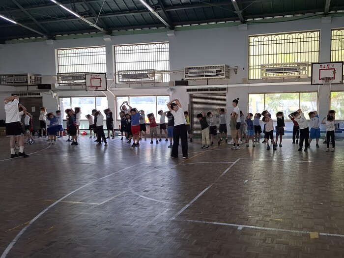 20250814-弱勢學生籃球營-4.運動前我們一起暖身操圖片