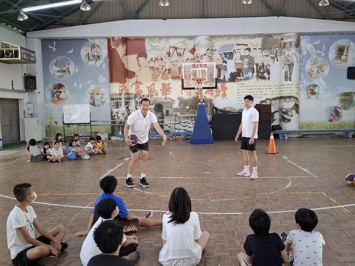 20250814-弱勢學生籃球營-6.東方子講述並親自示範給小朋友看圖片
