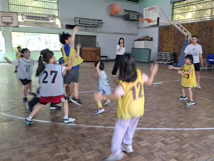 20250814-弱勢學生籃球營-7.看我跳躍傳球英姿圖片