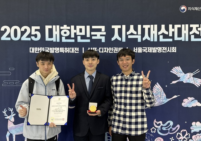 114/12/06 韓國首爾發明展_電子系師生與陽明交大研究生奪金合影圖片