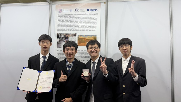 114/12/06 韓國首爾發明展_復健腳踏車作品奪銀 團隊合影圖片
