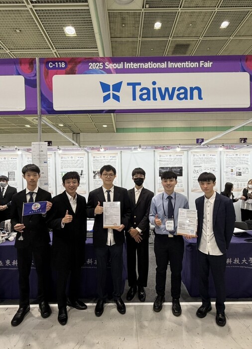 114/12/06 韓國首爾發明展_USR師生奪1金1銀 團隊合影圖片