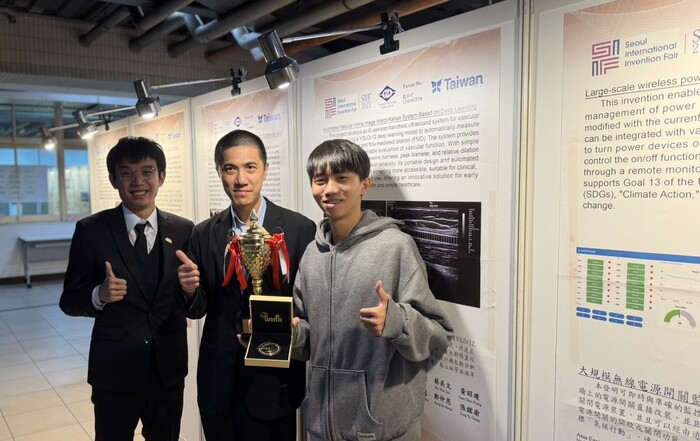 2025高雄發明展_USR團隊電子系師生奪金、特別獎獎牌、獎盃圖片
