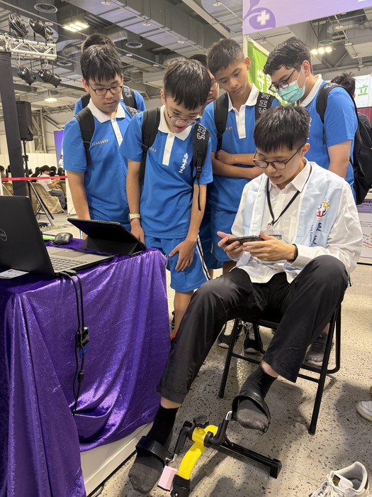 電子系同學向南港高工學生展示研發成果圖片