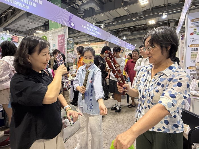 行銷系同學自製紅豆棒 向民眾介紹拍打方式圖片