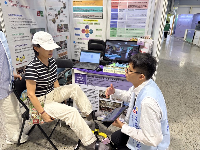 民眾體驗復健腳踏車結合AI遊戲 電子系同學講解示範圖片