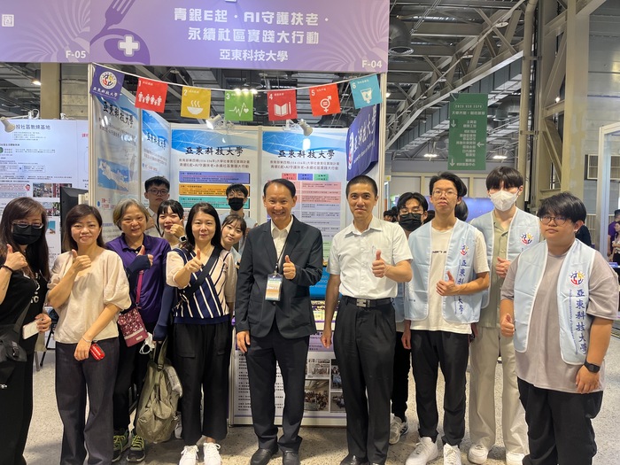 校長親臨現場攤位 特地為學生加油打氣!圖片