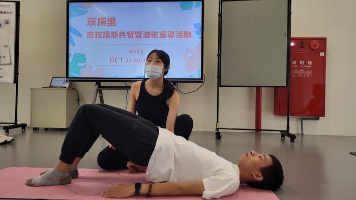 劉晏彤物理治療師、電子系張睿哲同學示範皮拉提斯動作要領